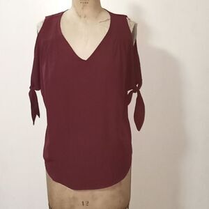 Miss chievous med maroon v neck cut out top